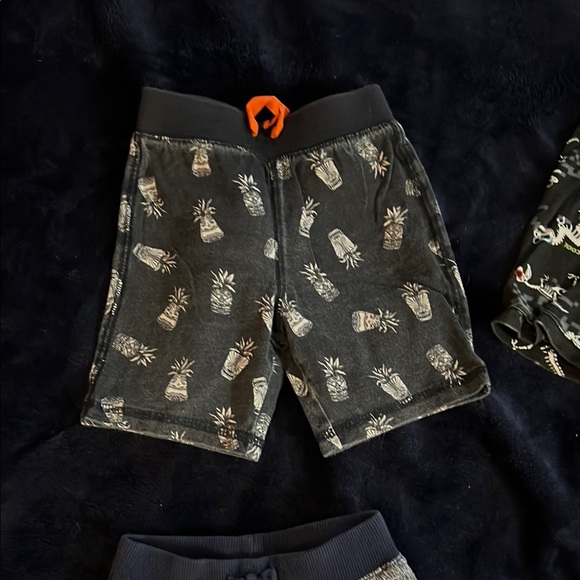 Kids Black Dinosaur Print Shorts Lot 506 - Picture 2 of 4